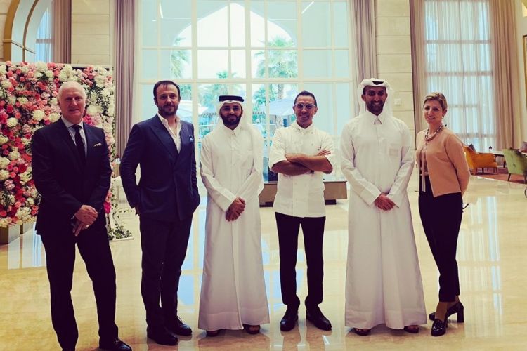 Ciotti in foto con il CEO e la proprietà di Katara Hospitality e il GM di Al Messila
