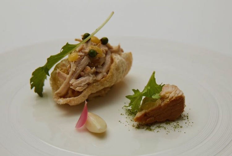 Maiale alla toscana, pelle soffiata farcita con "tonno del Chianti", fagioli cannellini piccanti, limone alla brace, pepe fresco
