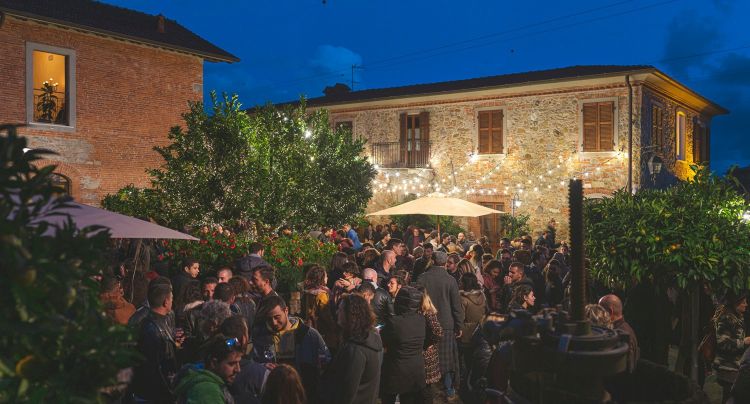 Un momento di festa nel giardino della cantina Lunae Bosoni 
