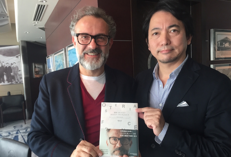 Bottura con Masa Ikeda, giornalista giapponese di base in Italia. È autore del libro “Osteria Francescana, ristorante numero uno al mondo”, presentato giovedì scorso al Peninsula hotel di Tokyo
