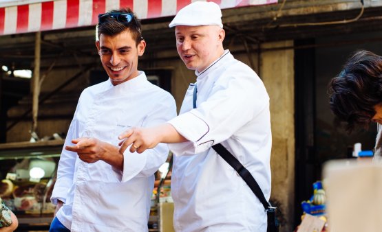 Giuseppe Raciti (a destra) al mercato del pesce di Catania