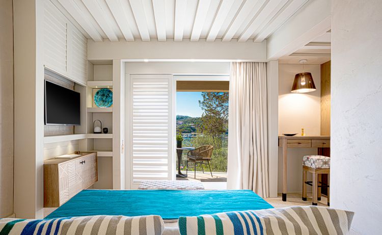Il 7Pines Resort Sardinia conta 75 camere, di cui 8 junior suite e 21 suite, tutte molto confortevoli e curate in ogni dettaglio. La palette di colori degli arredi predilige i colori del mare e le nuoance tenui