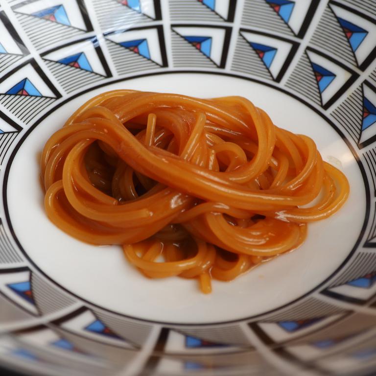 Spaghettini con fondo di acqua di pomarola e burro di ostriche
