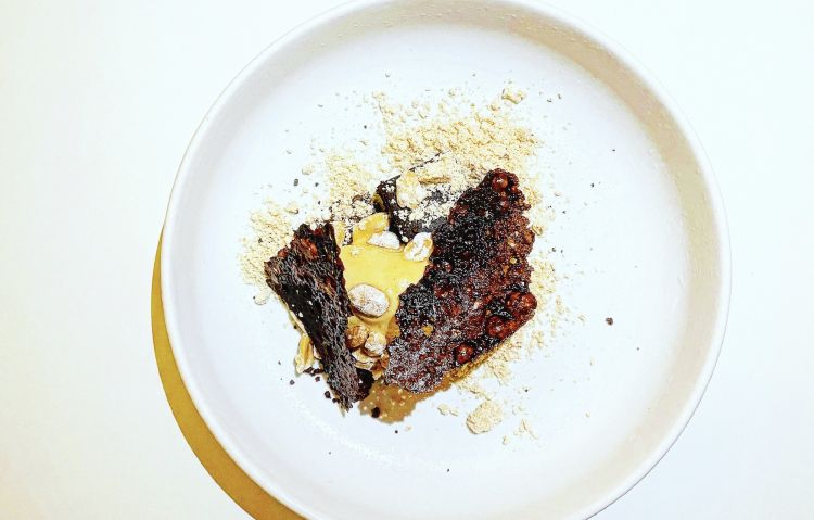Brownie al cioccolato fondente con gelato fatto in casa agli arachidi salati, arachidi sabbiati e tuiles al cacao