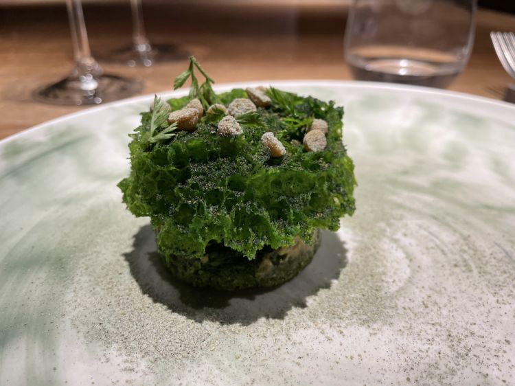 Dessert: Bieta. È una pasta di mandorle alla bieta, farcita con pralinato di mandorle, e a coprire il tutto una sifonata di bieta e meringhe di bieta. Esecuzione che stimola la curiosità di chi assaggia, incontrando un gusto sorprendente: il matrimonio con la mandorla è eccezionale