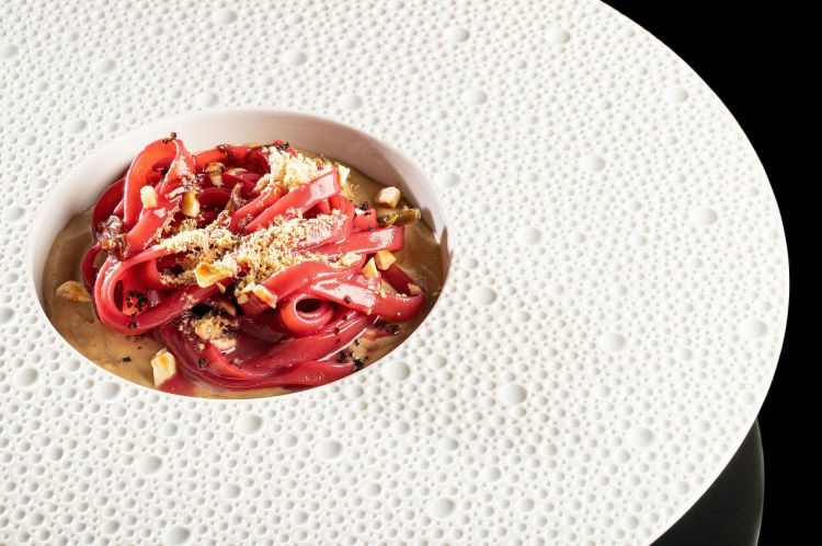 Tagliatella di kamut cotta in estratto di cipolla rossa, servita con crema di miso, nocciole tostate e foie gras, con un tocco di caffè. Grande effetto scenografico “fumante”: viene completato con foie gras abbattuto di temperatura in azoto liquido. (foto Omnigraf Italia)
