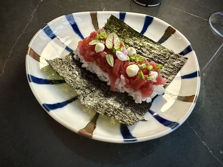 Alga nori arrostita croccante, a formare un Temaki aperto, con tartare di tonno rosso, verbena, maionese al lime, salsa nikiri
