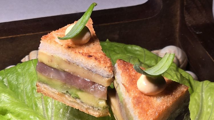 Sea club sandwich di tartare di tonno rosso, maionese alla paprika e avocado