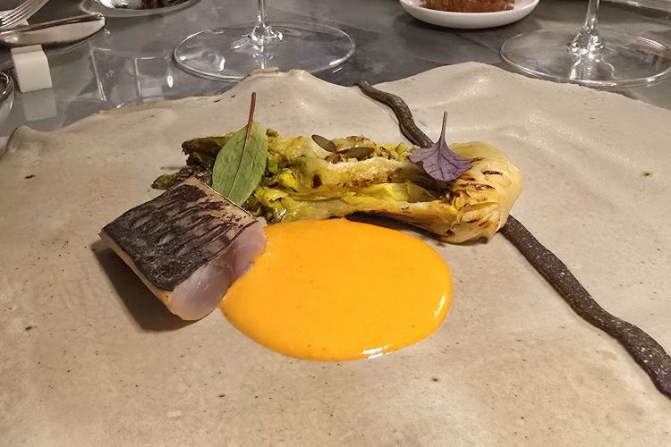 Sgombro marinato, scarola, pistacchi e salsa romesco alle ostriche
