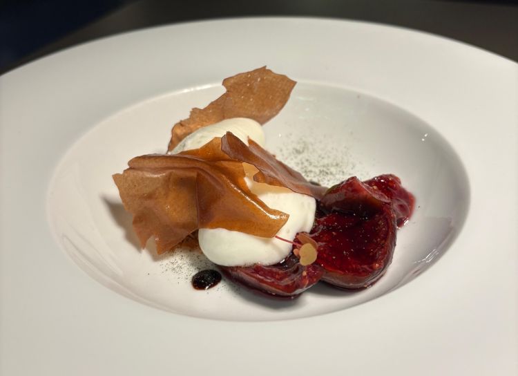 Fichi arrosto e aceto balsamico – «Arrostiamo i fichi con il verjus, poi li lasciamo asciugare per un po’ in forno, finché resta uno sciroppo. L’aceto balsamico, di lunghissimo invecchiamento, proviene da Novellara, da un produttore con cui collaboro da tempo, è denso e concentrato, la sua acidità si sposa molto bene con il fico. Completano il piatto il fromage blanc, montato come una panna, il gelato allo yogurt, che porta ancora acidità bilanciata dalla dolcezza, e una tuile alla purea di fichi, che aggiunge croccantezza»