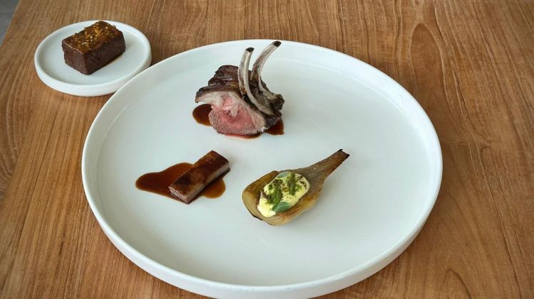 Pancia e cotolette di agnello laticauda e carciofo con salsa bernese
