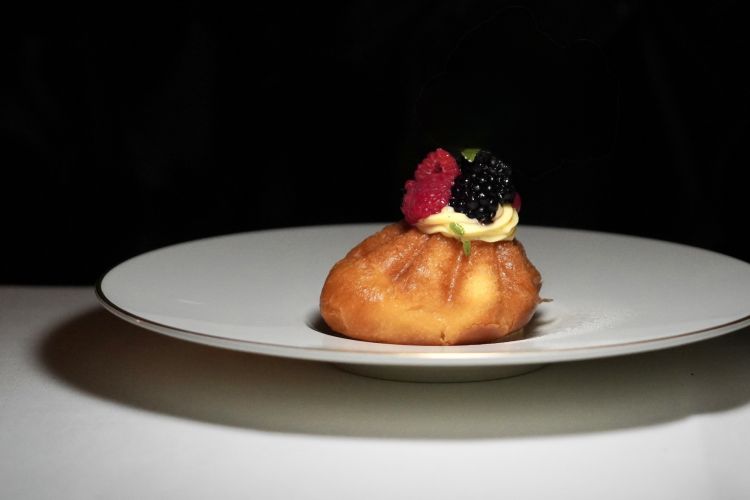 Babà napoletano al rhum con crema leggera e frutti di bosco