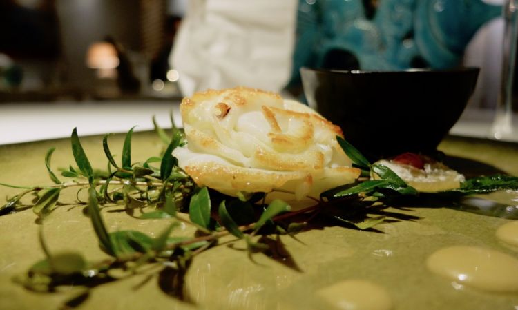 Calamaro arrostito (su brace aromatizzata con rosmarino e mirto), infuso di calamaro (ottenuta con l'acqua di cottura dei tentacoli e della pelle), salsa alle erbe verdi e alle radici, daikon e parmigiano
