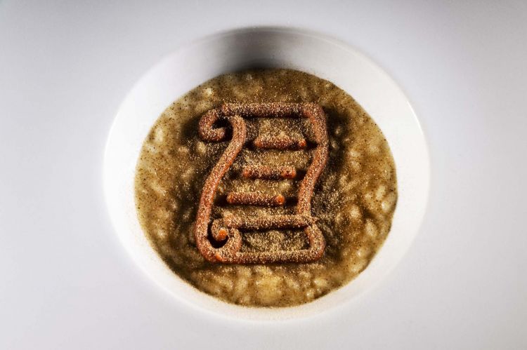 Risotto, fumetto di pesce, pomodori e funghi
Un risotto detonante, ottenuto da un Carnaroli Riserva San Massimo cotto con fumetto di pesce, accorgimento che troviamo abbondantemente già nell'Artusi, e mantecato classico con burro e parmigiano. Sotto, filettini di pomodorini gialli confit e funghi pleurotus sott’aceto. Sopra, una crema di pomodorini arrosto, con polvere di porcini