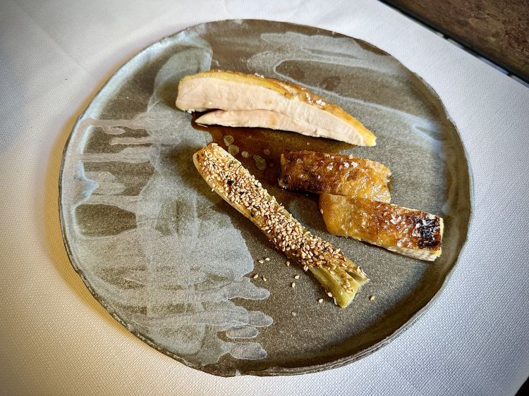 Faraona cotta sull’osso, fondo bruno, cipollotto al togarashi (mix piccante di spezie giapponesi): carne eccellente, succulenta e cotta a puntino, proposta in maniera intelligente, senza troppi orpelli