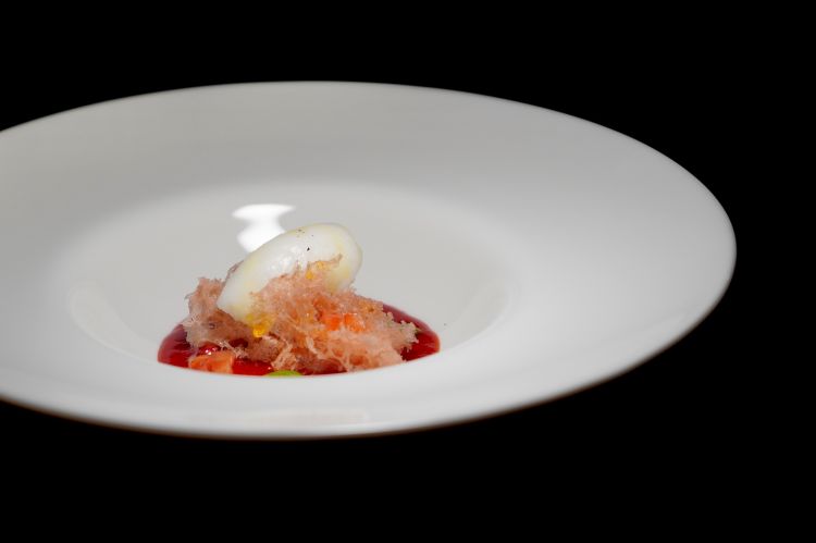 Fragole, limone e basilico: alla base una zuppetta di fragole di Peveragno, completata da una dadolata di fragoline e da una spugna leggera alla fragola. Seguono sorbetto al limone, basilico di Pra, olio e pepe: un dessert costruito soprattutto sul contrasto tra dolcezza, acidità, aromaticità vegetale e una lieve nota piccante