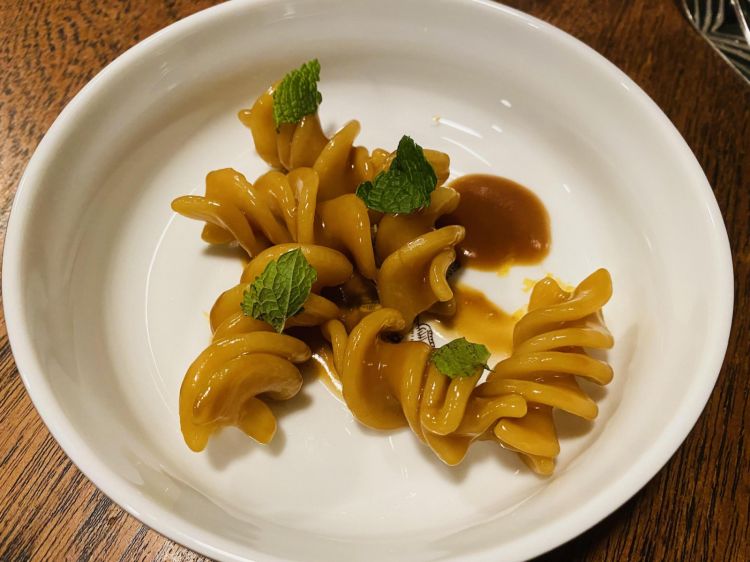 Fusillone, colatura di calamaro, limone, menta, rafano e miele