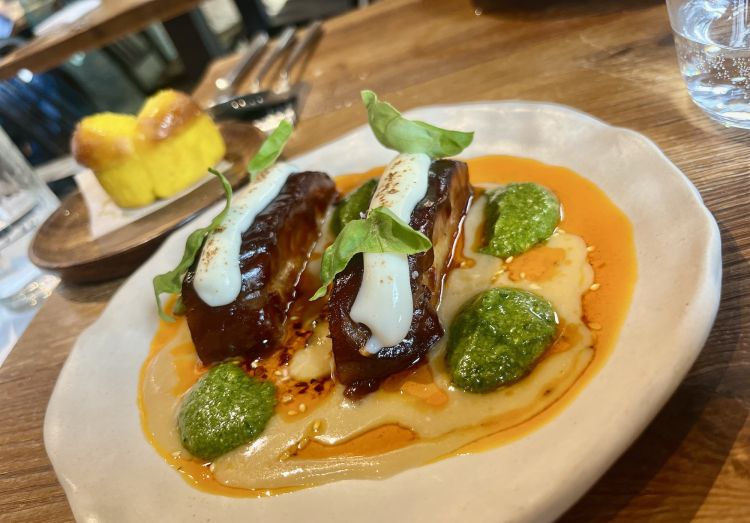 Melanzana dasu dengaku (sorta di miso) con fondi di pomodoro e sake, fonduta di provola affumicata, pesto di basilico e chili oil all'italiana