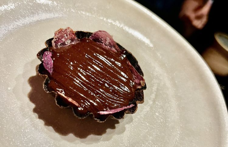 Cioccolato Dabai, fudge di rosa in cuore di palma e tartina di keluak (Pangium edule)