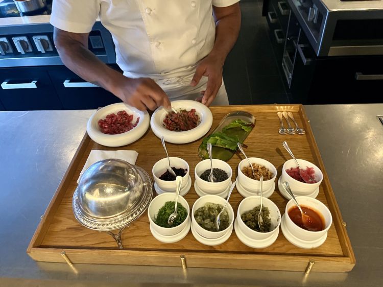 Il dressing complesso che accompagna la Tartare di manzo dry-aged 40 giorni
