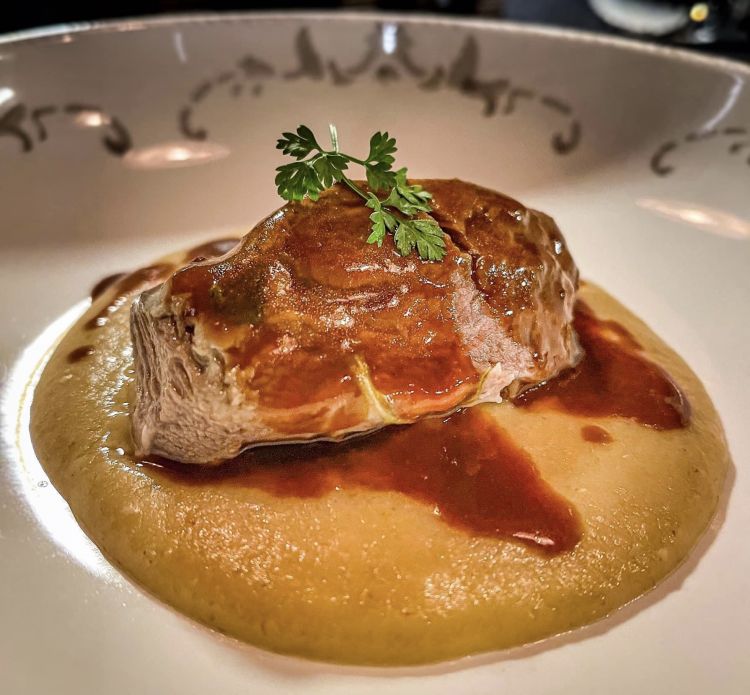 Guancia di vitello, il suo jus e crema di patate
Una tenerissima guancia di vitello servita con il suo jus, sopra una deliziosa crema di patate. Cottura perfetta e piatto molto armonioso