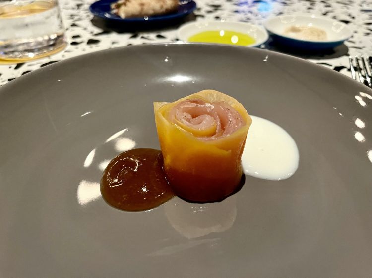 Ricciola, melone e salsa al latticello