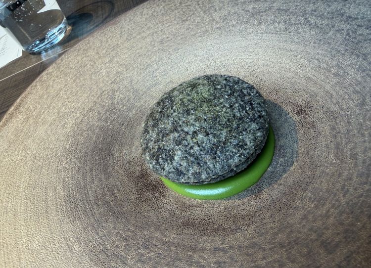 Biscotto croccante di castagna con semi di chia, funghi shiitake sopra a una salsa al crescione