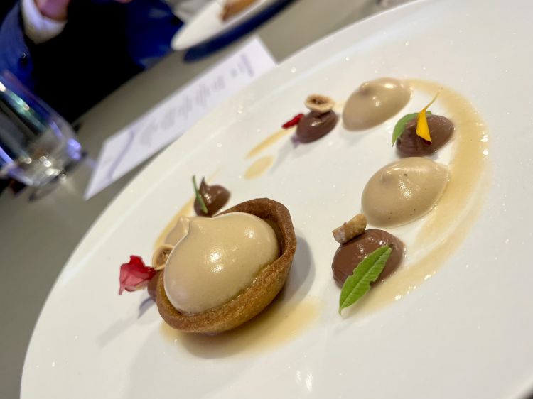 E'(s)senza, il goloso dolce pluri-composto gluten free di Loretta Fanella: frolla alla castagna, gelatina di polpa di cacao, ganache al cioccolato, gelatina montata al caffè, pralinato di nocciola, chicchi di caffè dorati e nocciole tostate