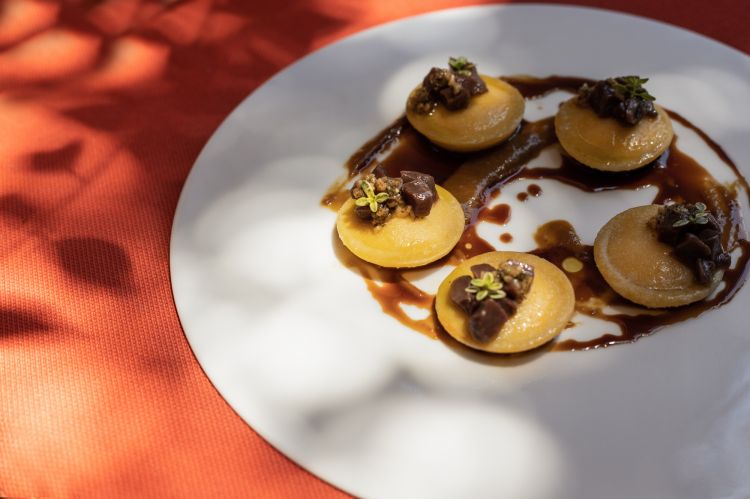 Bottone di mascarpone affumicato, fondo di manzo, cuore di manzo alla brace, cacciatora e chimichurri