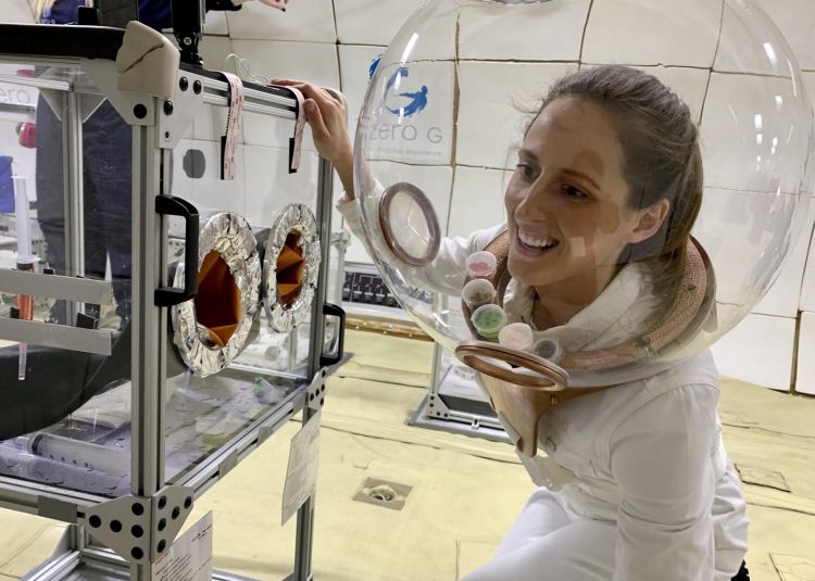 MIT Space Exploration Initiative | La ricercatrice sul Cibo nello spazio Maggie Coblentz che ha progettato il food helmet per mangiare a gravità zero  – © Nicola Twilley
