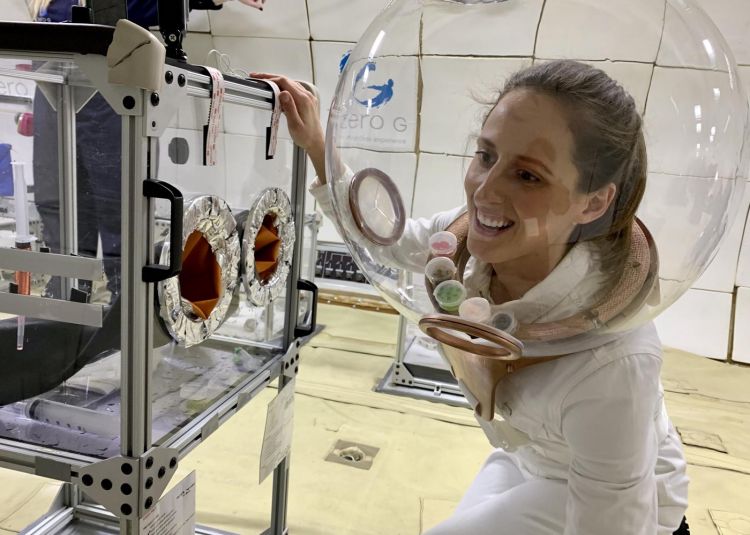 MIT Space Exploration Initiative | La ricercatrice sul Cibo nello spazio Maggie Coblentz che ha progettato il food helmet per mangiare a gravità zero  – © Nicola Twilley
