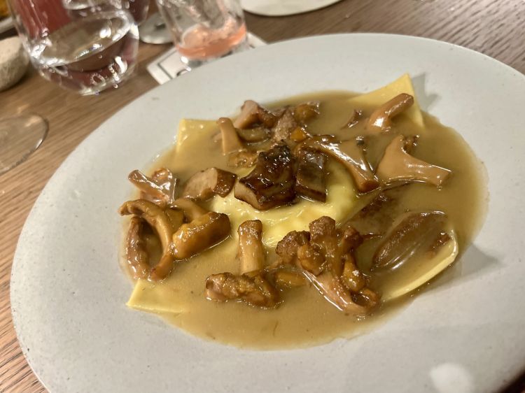 Raviolo all'uovo con skuta (ricotta) fermentata, finferli e porcini