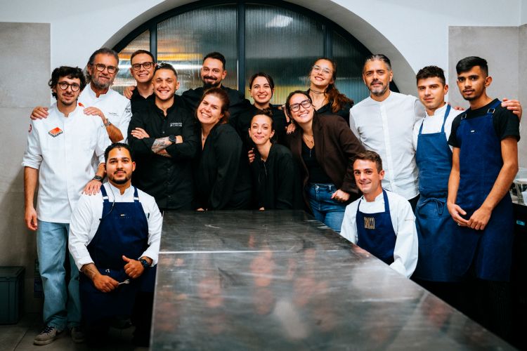 Il team Cracco/Baronetto/Sacchi e il team Dispensa a fine cena. Enoteca di proprietà della Compagnia dei Caraibi, la proposta de La Dispensa è firmata nel quotidiano da Christian Costardi
