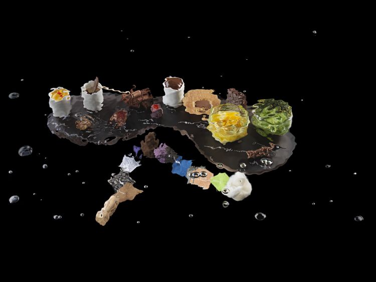 2009 - Tessitura
«Si basa sulla stimolazione sensoriale multipla e simultanea (gustativa, olfattiva, visiva e tattile). I tessuti scelti sono abbinati ai singoli elementi per evidenziarne cioccolato, tessuto, tatto alcune caratteristiche»