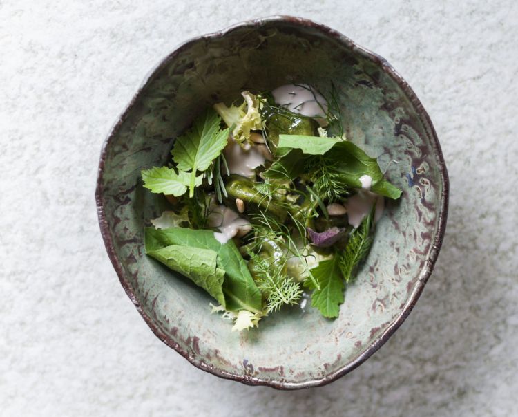 Insalata fredda di ravioli ripieni di burro di artemisia, latte di pinoli fermentati nel koji ed erbe amare. E' l'unico piatto già presente nel menu del 2020. Un'insalata di pasta da gustarsi all'ombra del vigneto lagunare, che è la nostra spiaggia», spiegano i cuochi. Magnifico