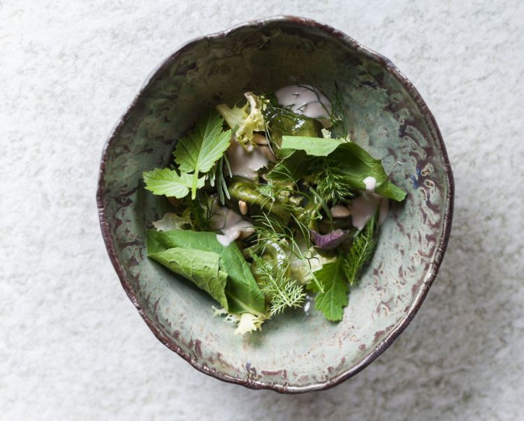 Insalata fredda di ravioli ripieni di burro di artemisia, latte di pinoli fermentati nel koji ed erbe amare. E' l'unico piatto già presente nel menu del 2020. Un'insalata di pasta da gustarsi all'ombra del vigneto lagunare, che è la nostra spiaggia», spiegano i cuochi. Magnifico
