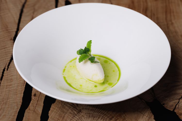 Yogurt
Mousse di yogurt e yuzu, pralinato alla nocciola, cioccolato bianco, mela verde e sedano. Un passaggio fresco e aromatico che prepara alla chiusura del percorso