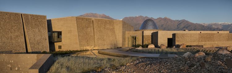 Zuccardi - Valle de Uco. Come il nome del luogo fa parte di quello dell’azienda, l’architettura di quest’ultima è parte del paesaggio circostante, in una comunione che è totale e non può lasciare indifferenti
