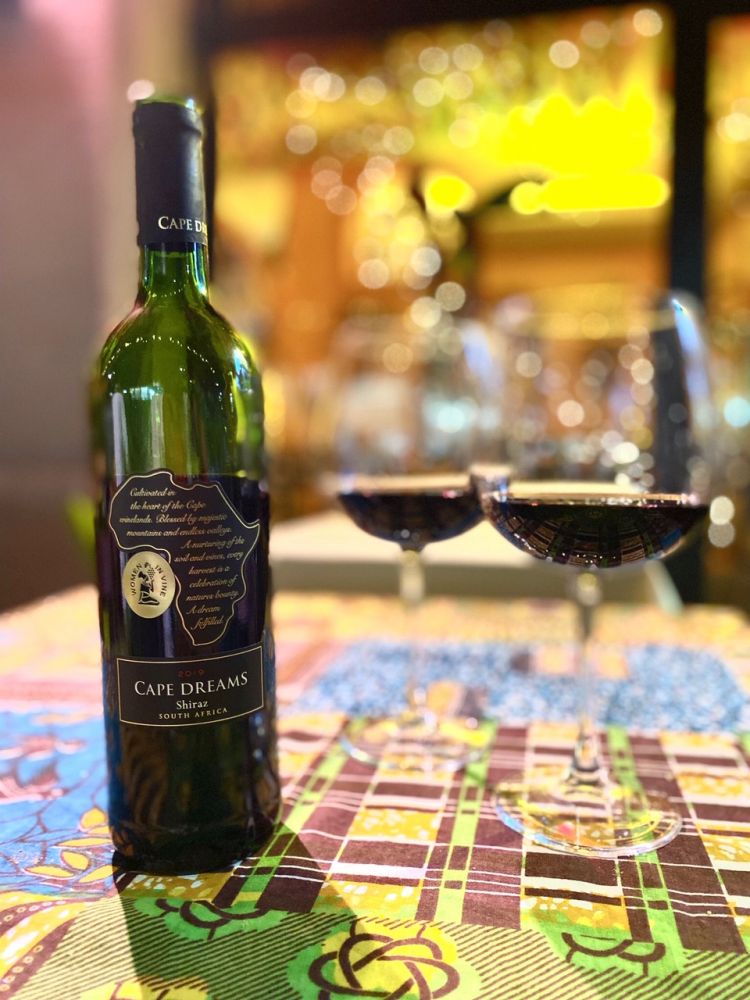 Cape Dreams è uno dei vini sudafricani selezionati da Biniam Saigai. Aromi intensi di ciliegia e legno, da Cape Town, perfetto da abbinare allo zighinì di carne
