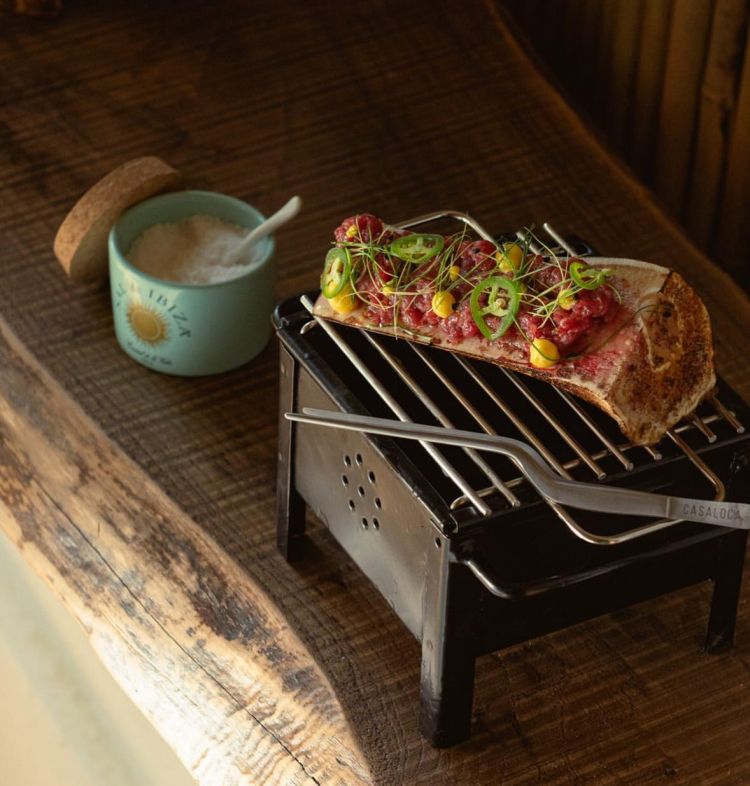 Tartare caliente, servita su midollo alla brace
