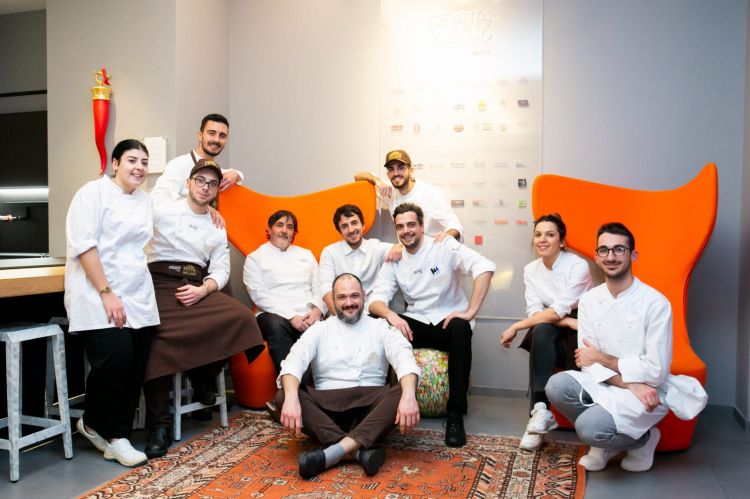 Maurelli (terzo seduto da destra) con la brigata di Identità Golose Milano e lo chef Stefano Masanti, ospite in via Romagnosi 3 la scorsa settimana
