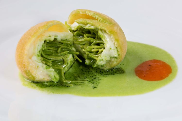 Palla di mozzarella ripiena di tagliolini mantecati alla crema di basilico