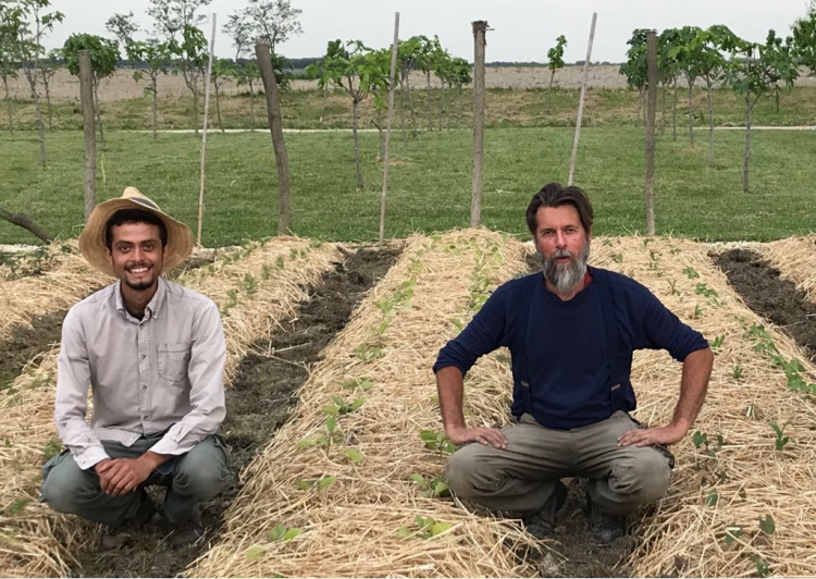 Michele Savorgnano, a destra, con il suo collaboratore Nadir Zitti Cardenas nell'orto del Dopolavoro