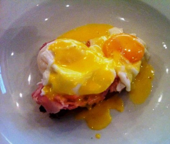 Le Eggs benedict di Domenico Della Salandra, un piatto tornato subito cult da Taglio in via Vigevano 10