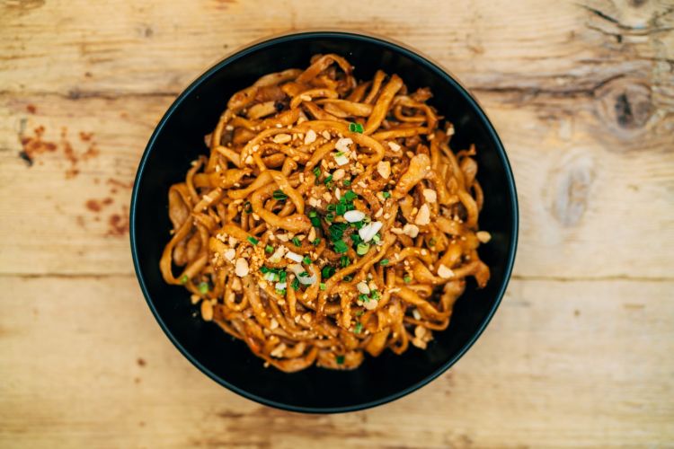 Spaghetti freschi tirati a mani con salsa di sesamo e pepe di Sichuan
