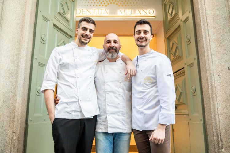 Il resident chef Simone Maurelli, il coordinatore Andrea Ribaldone e il sous chef Edoardo Traverso davanti al portone di via Romagnosi 3
