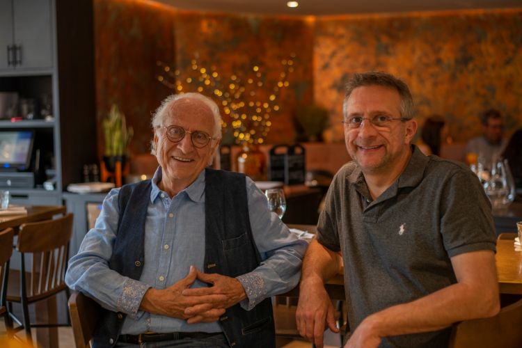 Una recente foto di Michel Roux con il figlio Alain, a sua volta chef-patron del The Waterside Inn a Bray. I fratelli Michel e Albert Roux arrivarono in Gran Bretagna negli anni Ottanta. Anche i loro figli - rispettivamente appunto Alain e Michel Jr - sono grandi chef