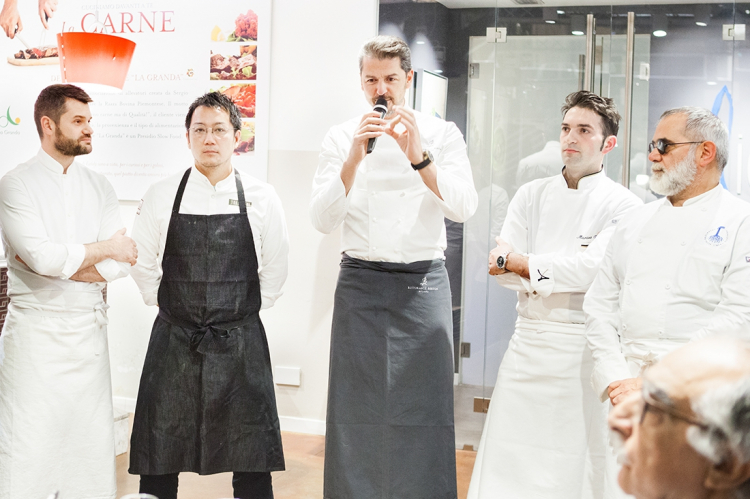 Andrea Berton illustra i suoi 4 amuse bouche appena prima della cena (i dettagli, nella fotogallery sopra)