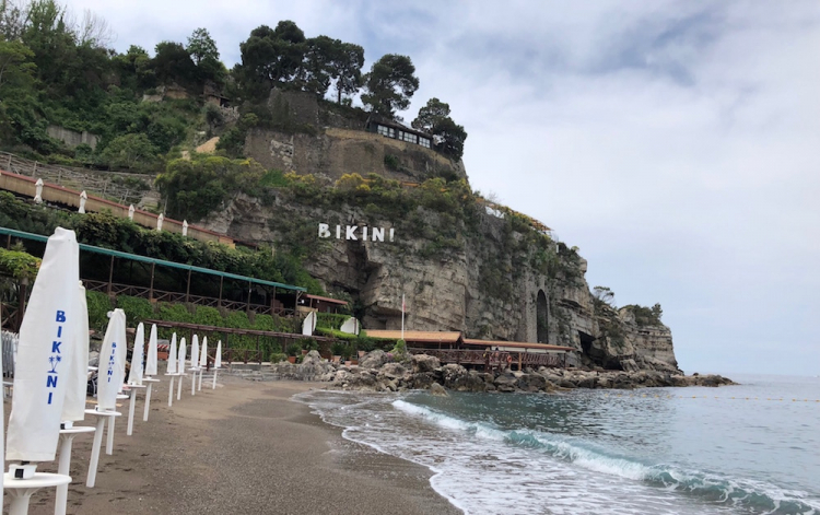 ...e dalla spiaggia al ristorante