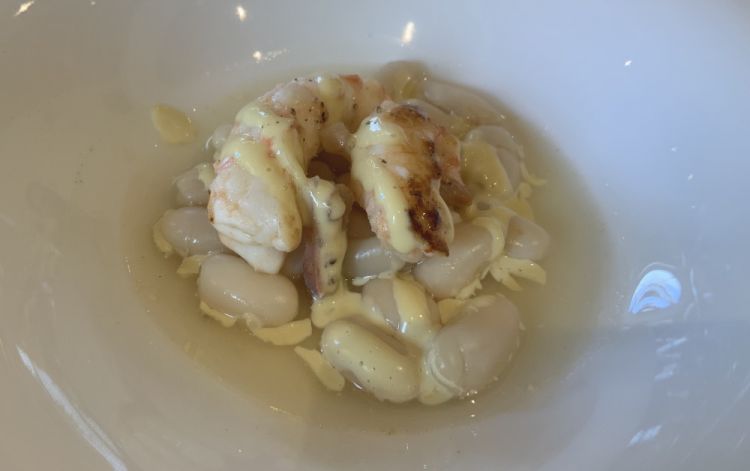 Fagioli schiaccioni, scampi, salsiccia al whisky torbato